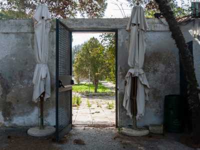 ...che introducono all�area verde retrostante lo stabile, quella che rappresentava la sede estiva del Renoir
